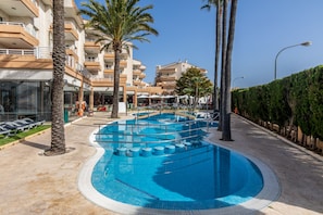 Outdoor pool, pool umbrellas, pool loungers - Illot Suites (Capdepera)
