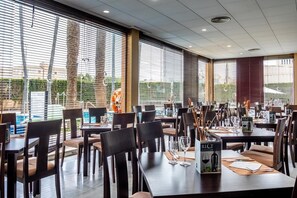 Breakfast, lunch and dinner served - Illot Suites (Capdepera)