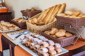 Free daily buffet breakfast  - Illot Suites (Capdepera)