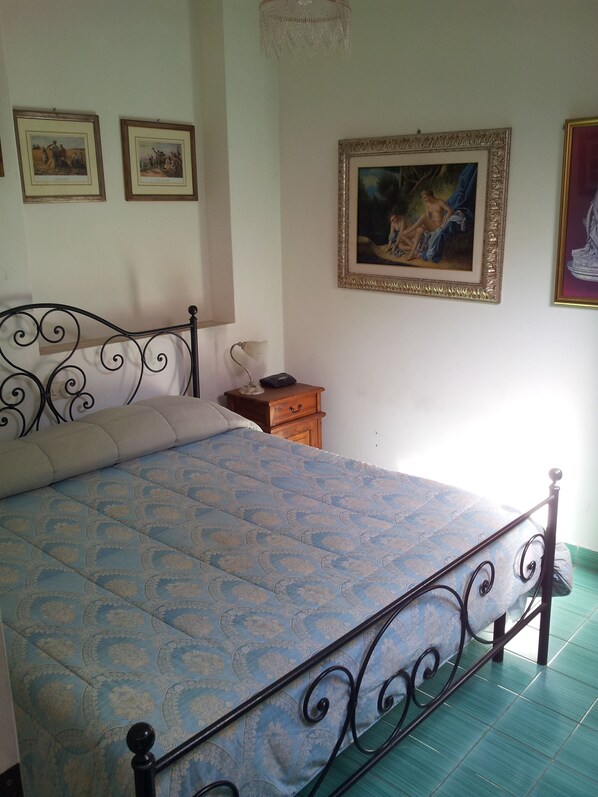 Free minibar, blackout curtains