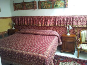 Free minibar, blackout curtains