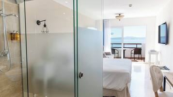 Down duvets, in-room safe, desk, blackout curtains