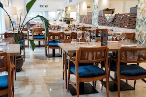 Phục vụ bữa sáng và bữa tối, nhìn ra biển