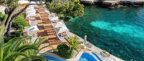 Outdoor pool, pool umbrellas, sun loungers