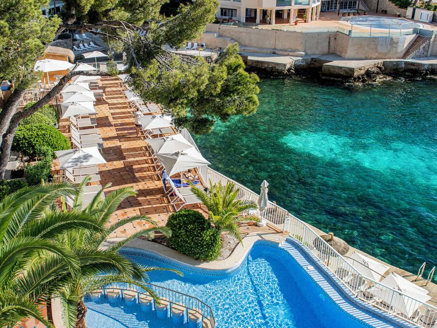 Outdoor pool, pool umbrellas, sun loungers