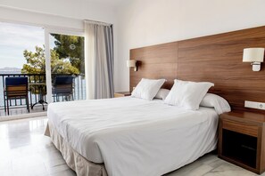 ألحفة محشوة بالريش وخزنة داخل الغرفة ومكتب وستائر تعتيم