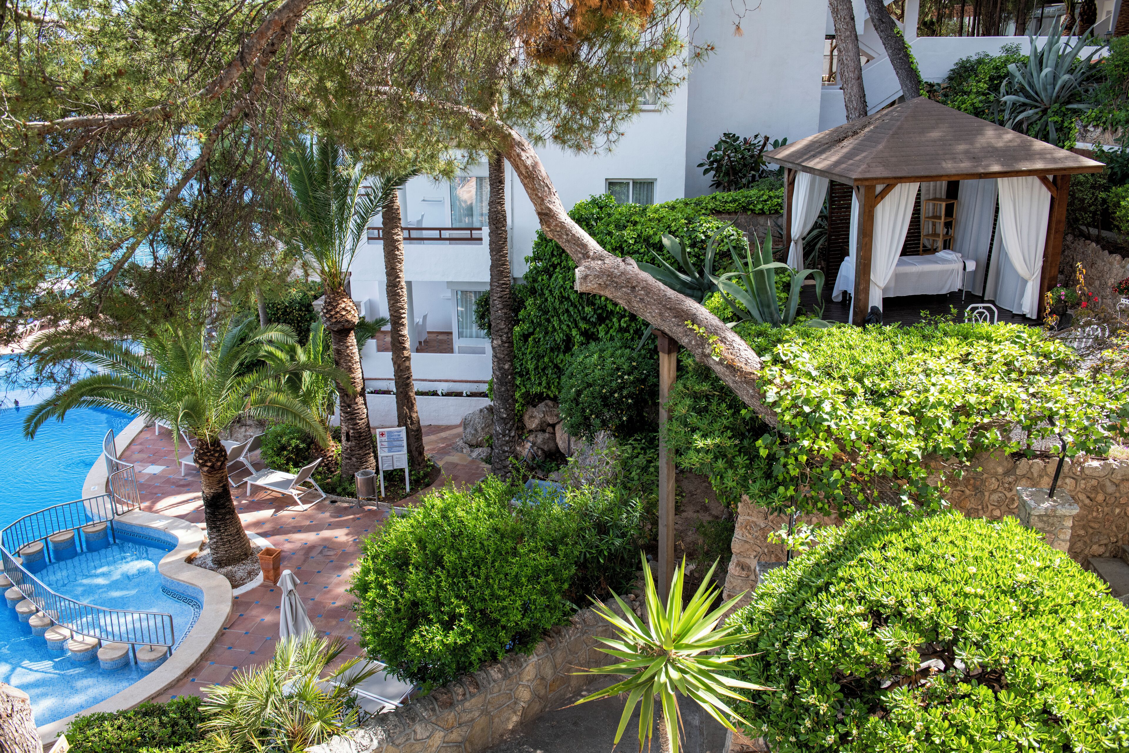 Chăn bông, két bảo mật tại phòng, bàn, màn/rèm cản sáng 