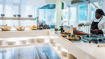 Breakfast and dinner served, ocean views