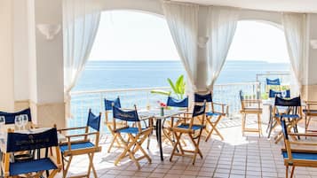 Poolside bar