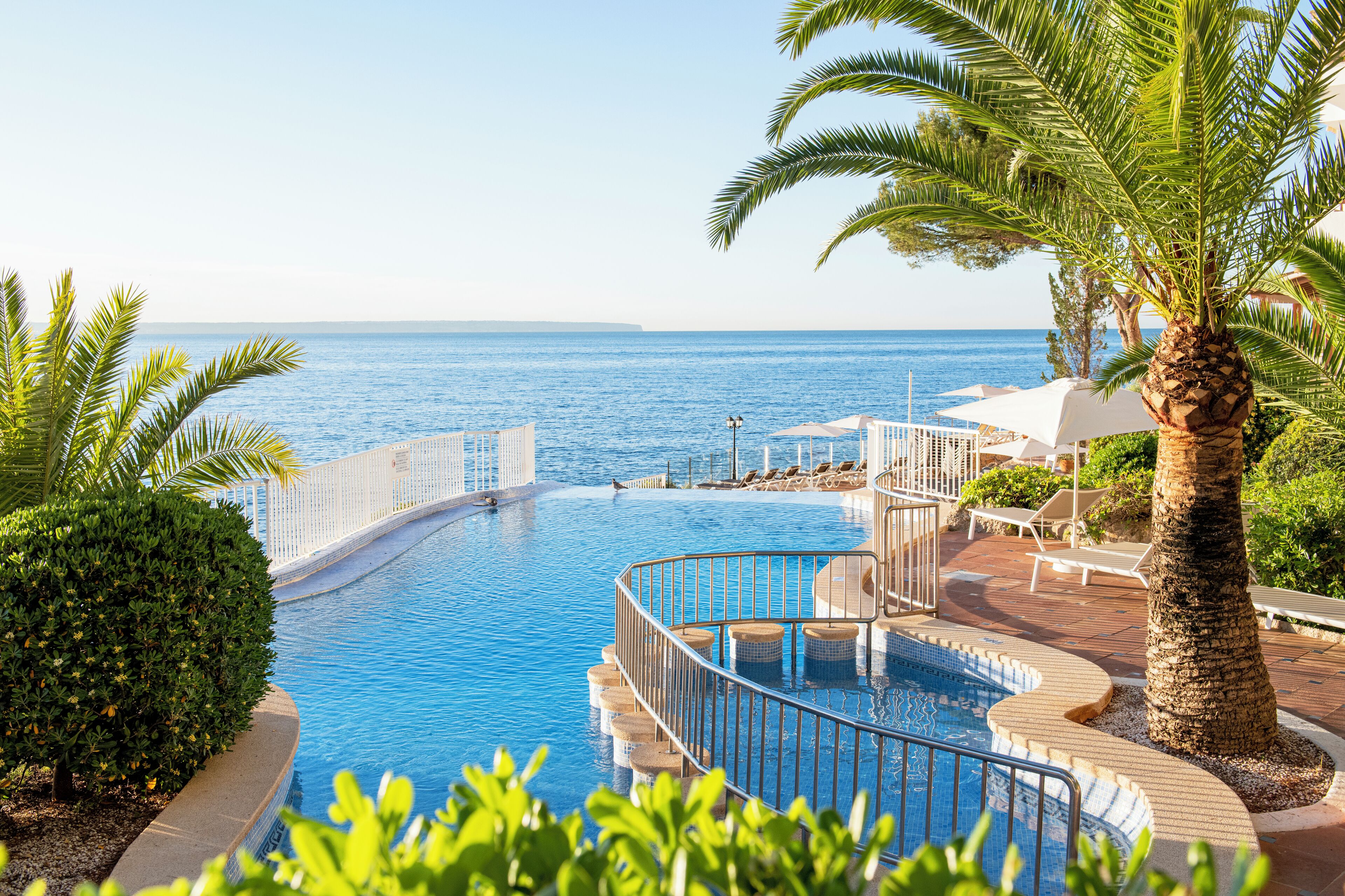 Außenpool, Sonnenschirme, Liegestühle