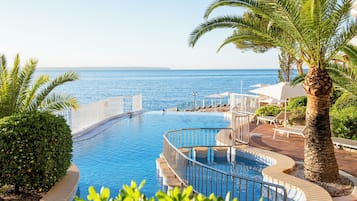 Außenpool, Sonnenschirme, Liegestühle