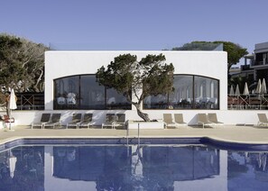 3 outdoor pools, open 10:00 AM to 6:00 PM, pool umbrellas, sun loungers