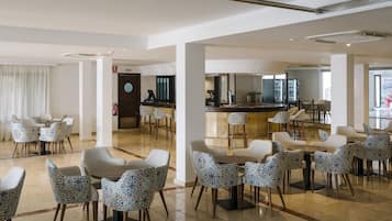 3 bars/lounges, 2 poolside bars