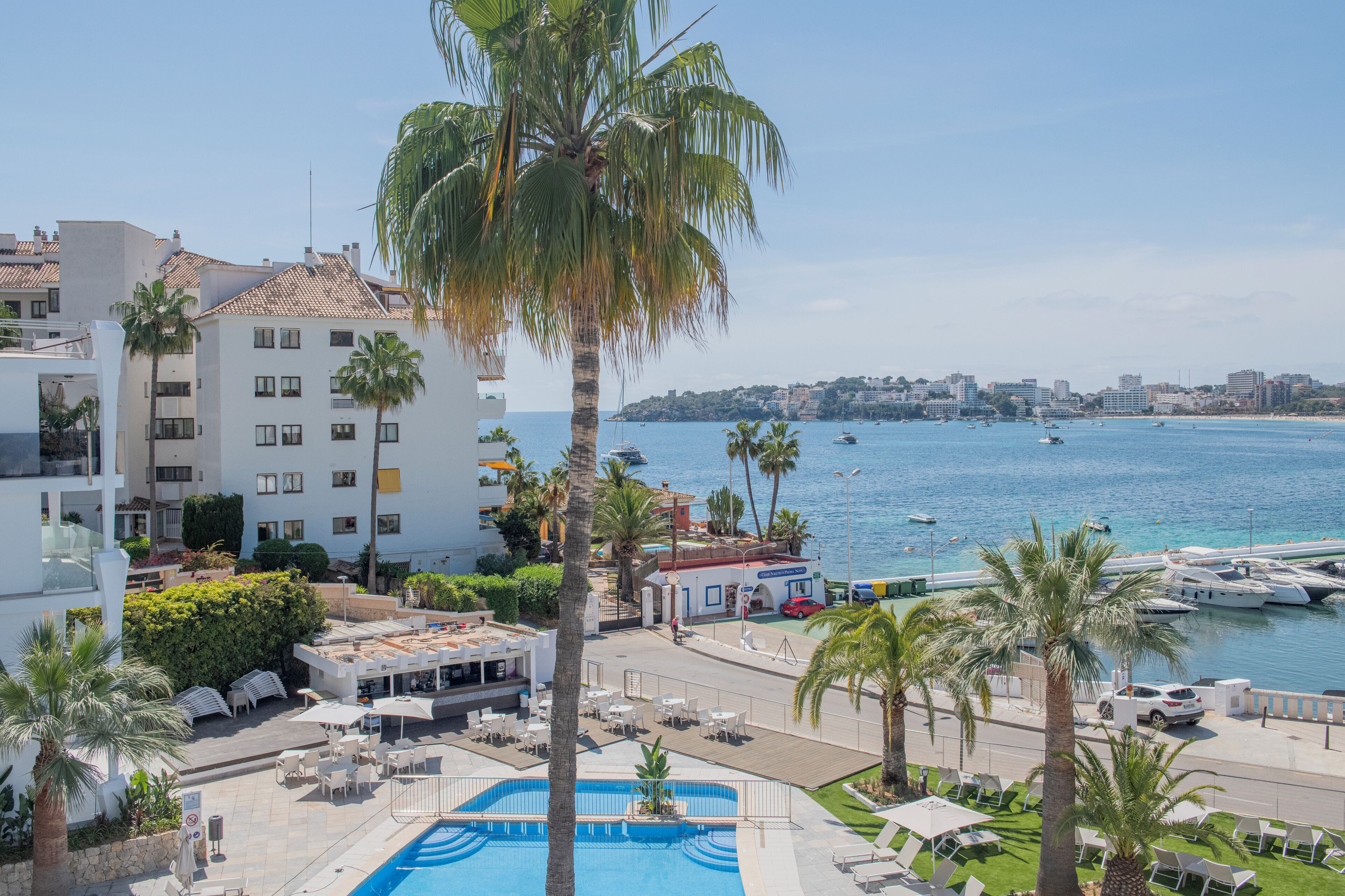 客房内保险箱、办公桌、遮光窗帘、熨斗/熨衣板