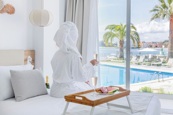 Caja fuerte, escritorio, cortinas opacas y tabla de planchar con plancha