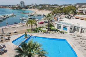 Innendørsbasseng, sesongbasert utendørsbasseng og bassengparasoller