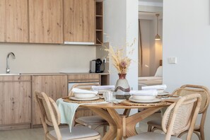 Frigorifero con congelatore, microonde, piano cottura