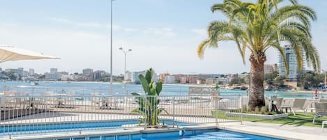 Piscine couverte, piscine extérieure (ouverte en saison)