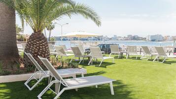 Indendørs pool, sæsonbestemt udendørs pool, parasoller, liggestole