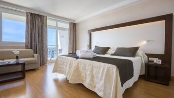 Een minibar, een kluis op de kamer, een bureau, geluiddichte muren