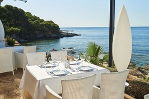 2 restaurants; breakfast and dinner served - Hipotels Eurotel Punta Rotja & Spa (Son Servera)