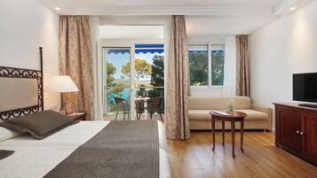 Een minibar, een kluis op de kamer, een bureau, geluiddichte muren