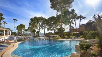 2 albercas techadas y alberca al aire libre por temporada