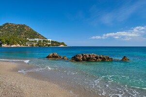 Ubicación a pie de playa, tumbonas, sombrillas y toallas de playa