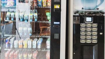 Ein Getränkeautomat mit Kaffee- und Getränkeausgabe.