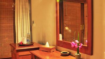 Minibar, caja de seguridad en la habitación y escritorio