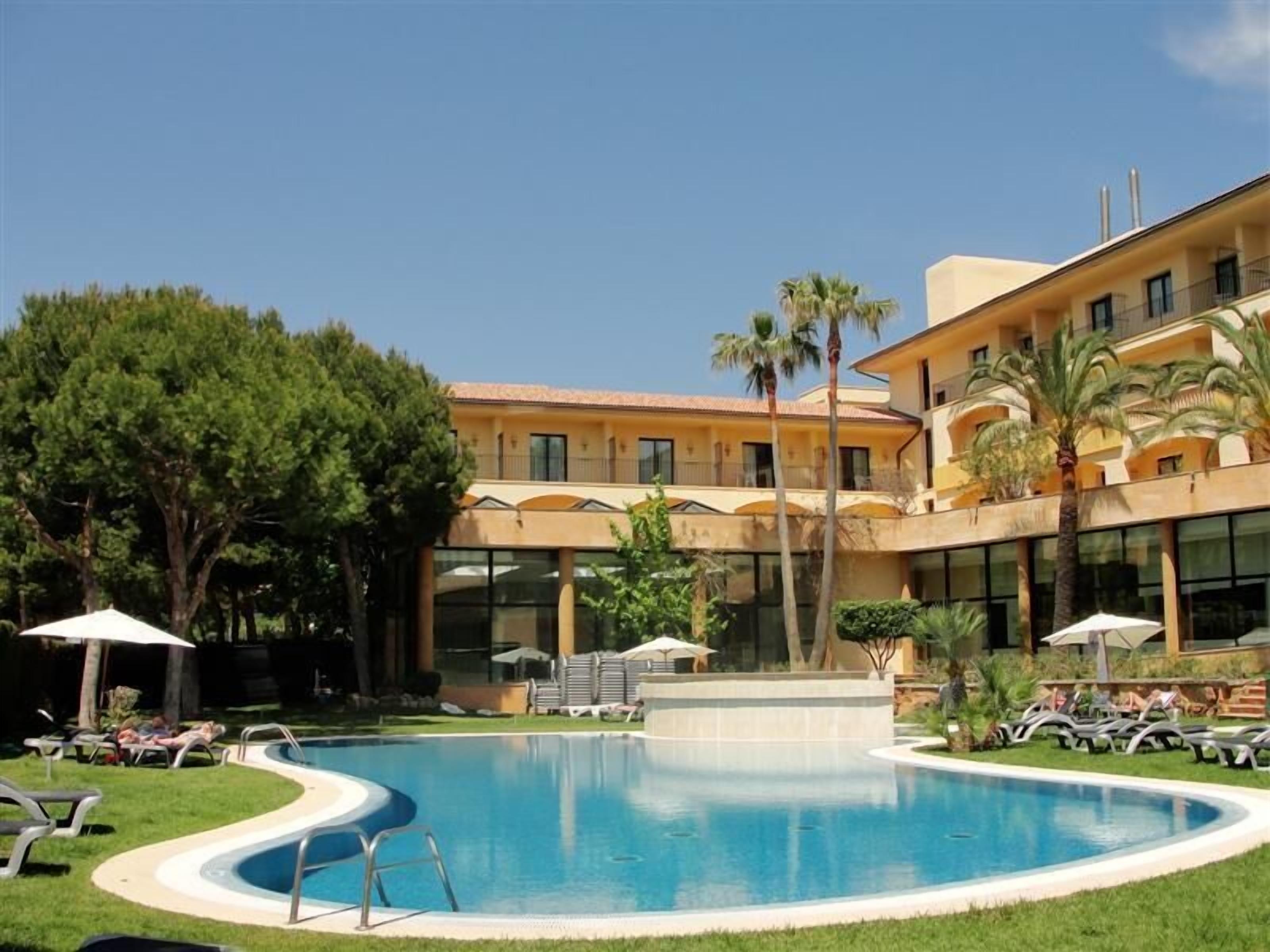 Pool. Hotel Illot Park