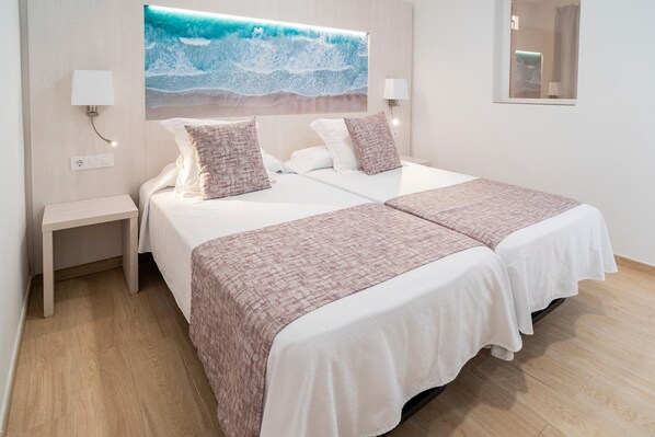 In-room safe, desk, cribs/infant beds, free WiFi - Hotel Amic Colón (Palma de Mallorca)