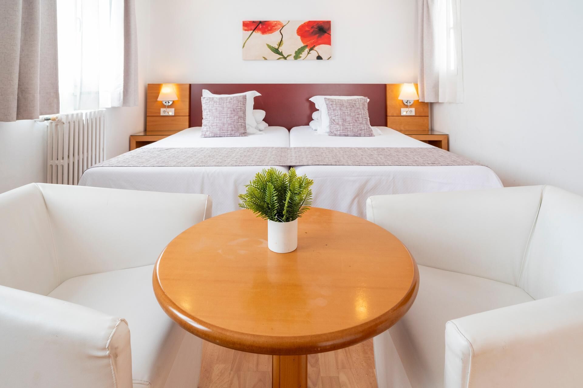 Brankas, meja kerja, dan tempat tidur bayi (biaya tambahan)