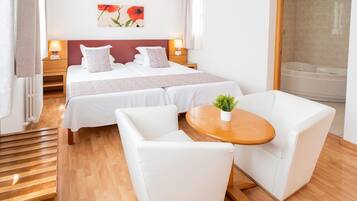 Peti besi dalam bilik, meja, katil bayi/kot (surcaj), Wi-fi percuma