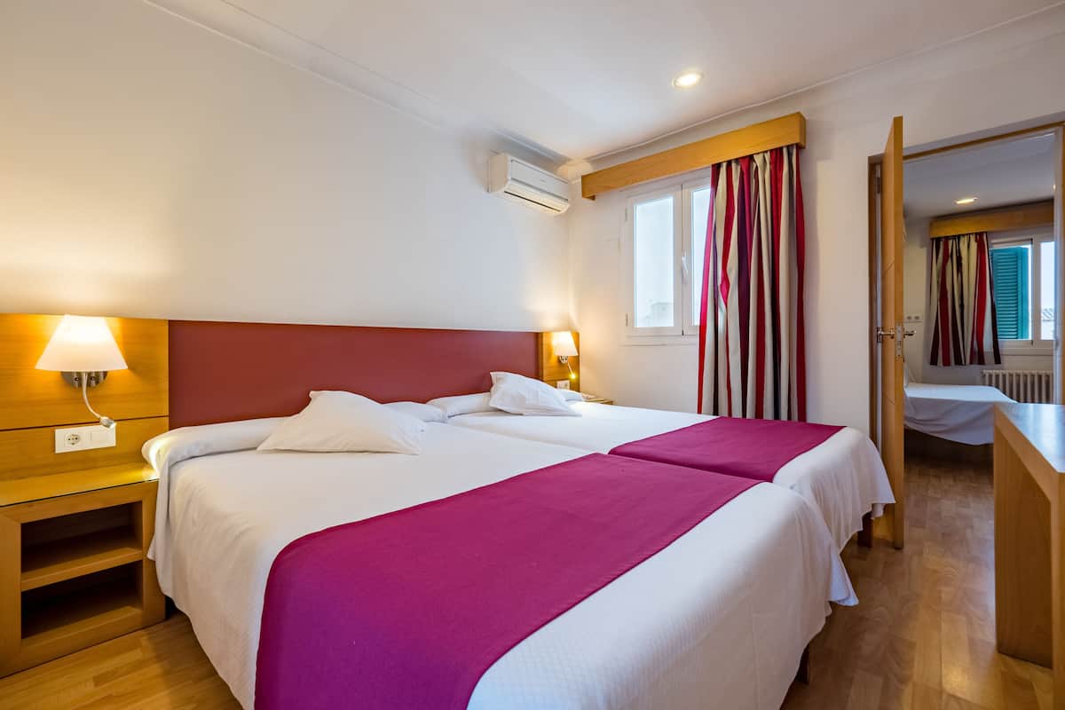Family Triple Room | In-room safe, desk, cots/infant beds, free WiFi