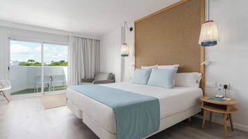 Une chambre d’hôtel moderne avec un grand lit, une petite table avec un téléphone et une vue sur l’extérieur.