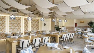 5 restaurants; ze serveren er ontbijt, lunch en diner