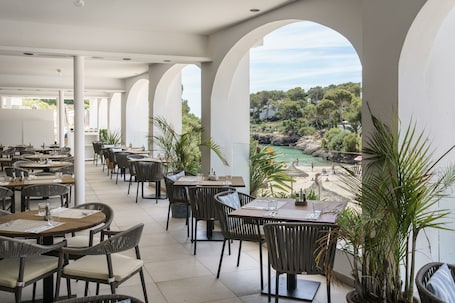 5 Restaurants; Frühstück, Mittagessen und Abendessen werden serviert. AluaSoul Mallorca Resort - Adults Only