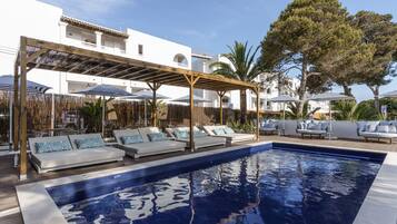 3 piscinas al aire libre (de 10:00 a 18:00), sombrillas, tumbonas