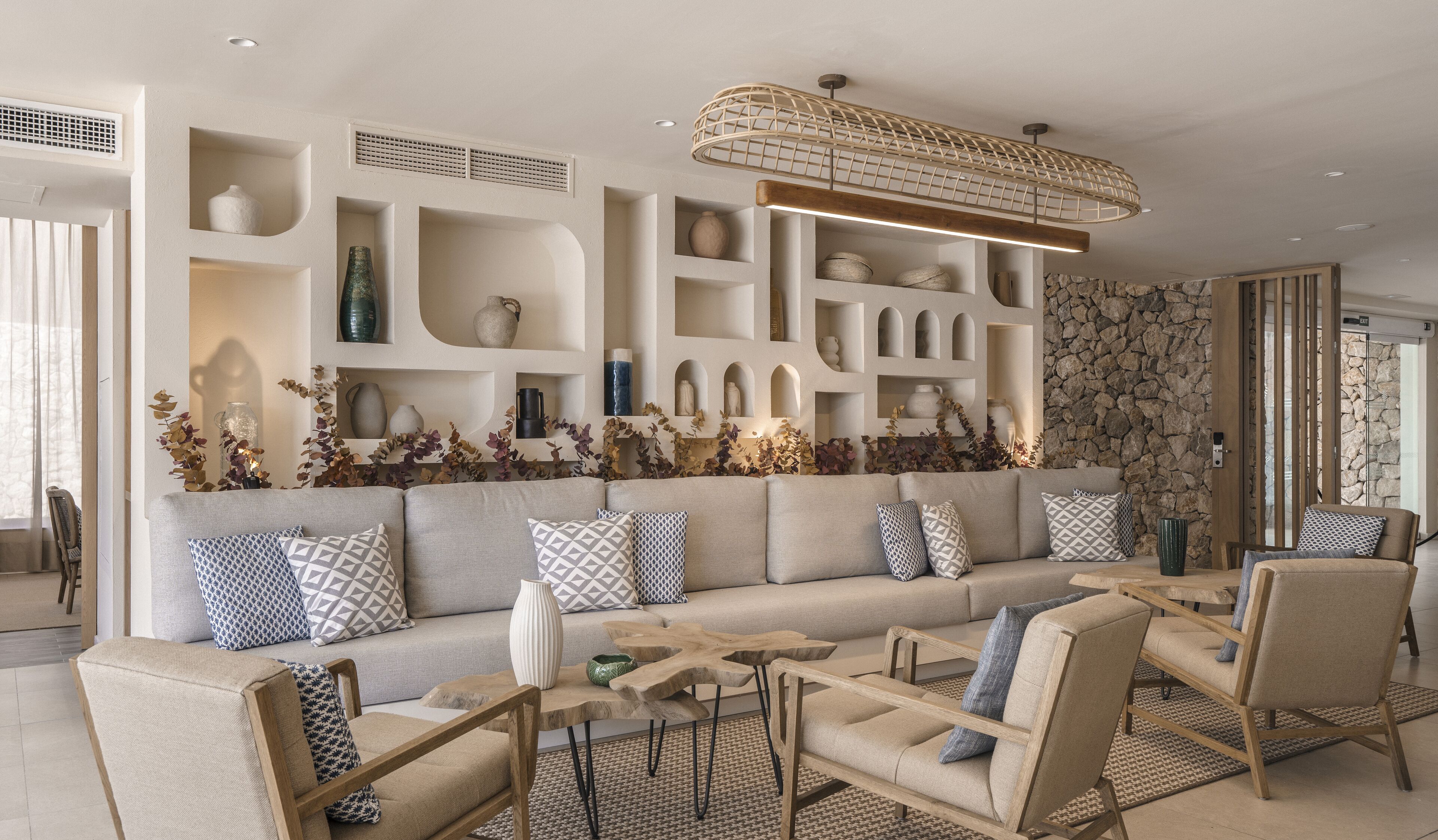 3 bars/lounges, rooftop bar, lobby lounge