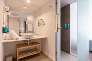 Shower, rainfall showerhead, designer toiletries, hair dryer - AluaSoul Mallorca Resort - Adults Only (Santanyi)