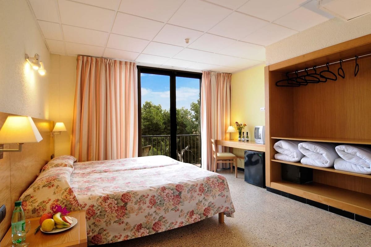 Down duvets, in-room safe, desk, cots/infant beds