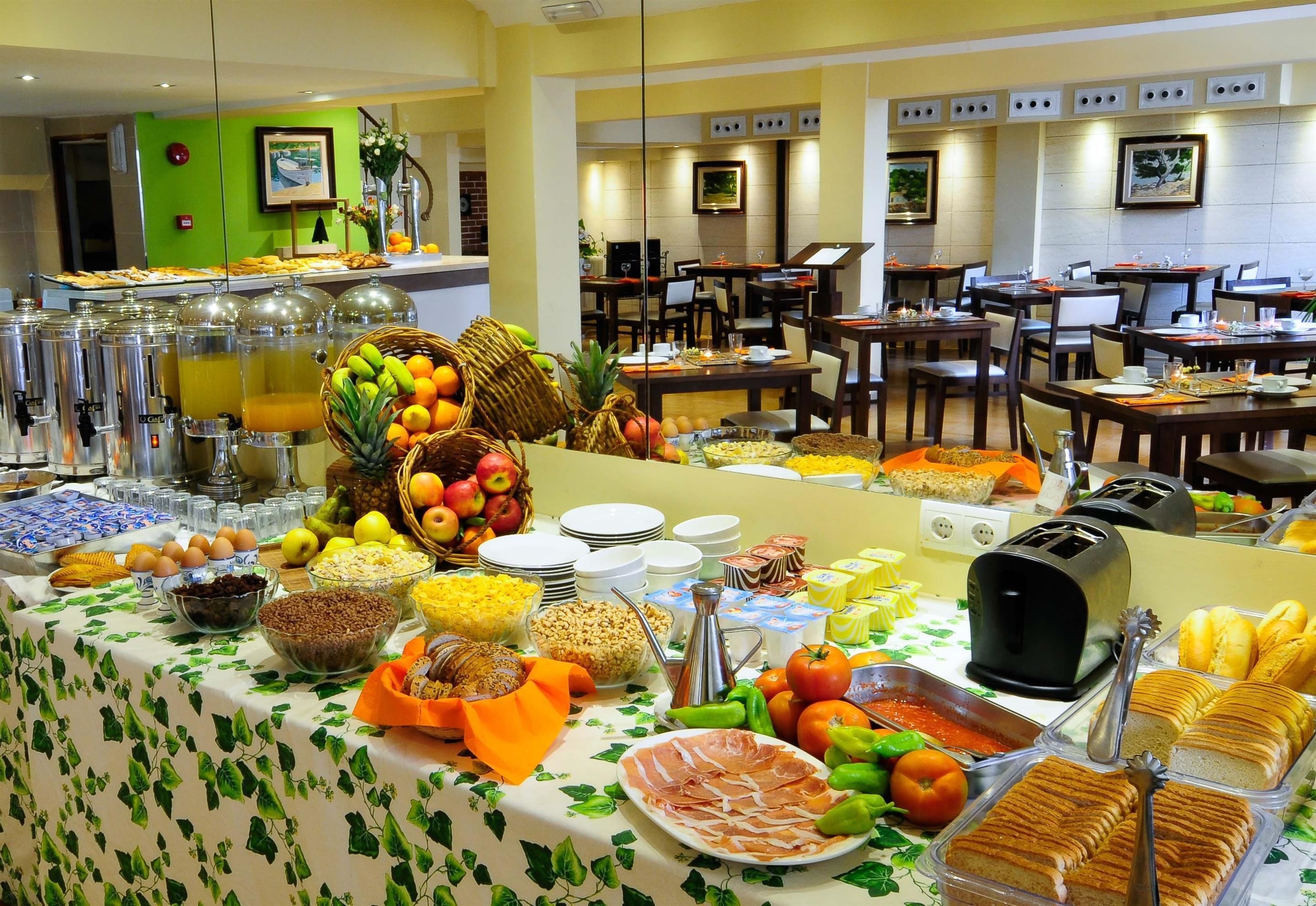 breakfast, lunch and dinner served