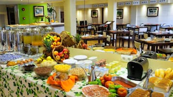 Petit déjeuner, déjeuner et dîner servis sur place