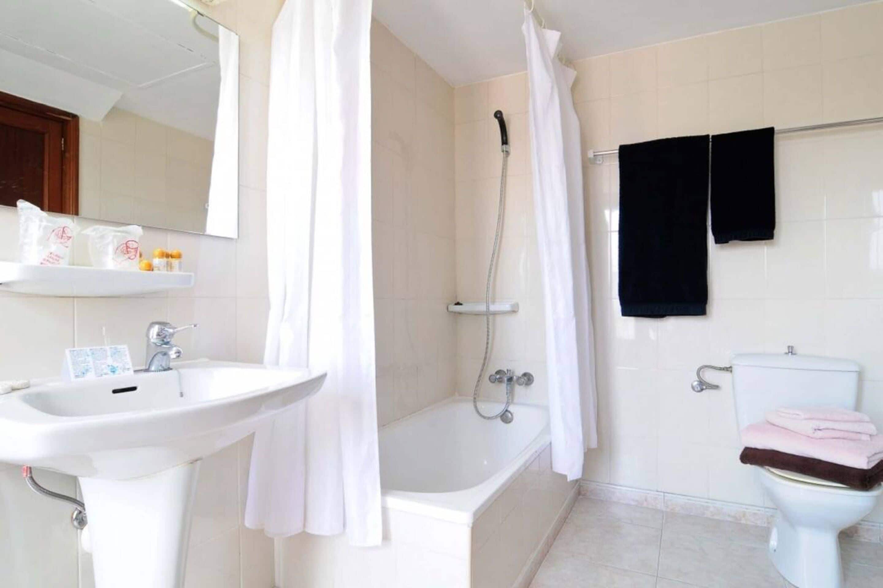 combined shower/bathtub, free toiletries, hair dryer, towels