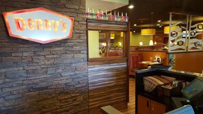 Lobby - Ramada Hotel & Conference Center by Wyndham Medford (Medford)