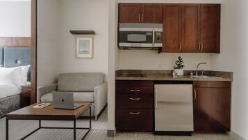 スイート クイーンベッド 1 台 簡易キッチン | 専用キッチン | コーヒー / ティーメーカー