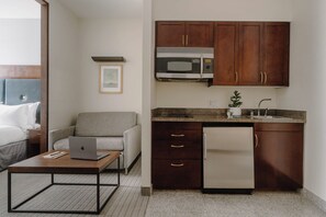 Suite, 1 queensize-seng, tekjøkken | Eget kjøkken | Kaffetrakter/tekoker