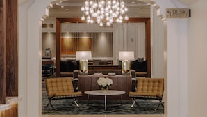 A lobby with a chandelier, a reception desk, and a sign reading "RUSK HOUSE". - Club Quarters Hotel Downtown, Houston (Houston)