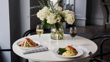 Se sirven desayunos, comidas, cenas y cocina regional